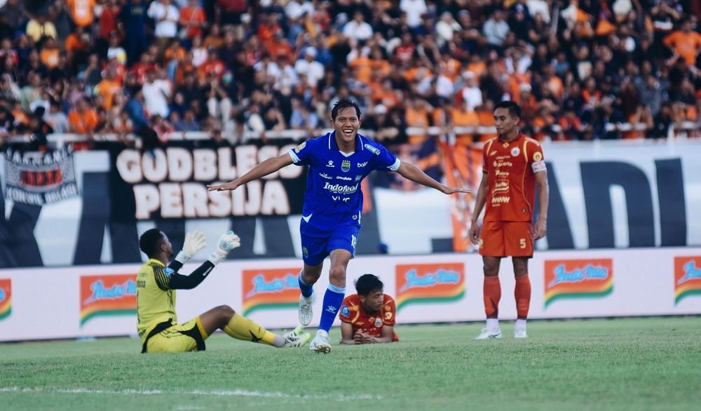 Penggawa Persib Bandung Adam Alis saat mencetak gol ke gawang Persija. (Foto/persib.co.id)
