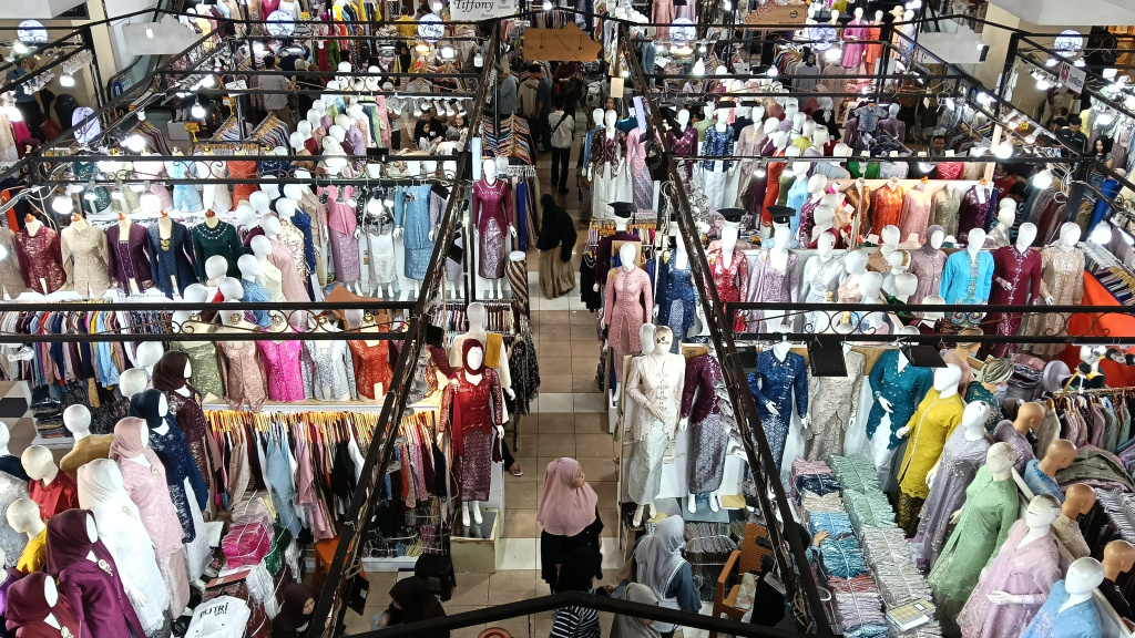 Pengunjung memilih sejumlah pakaian di sebuah pusat perbelanjaan Thamrin City, Jakarta, Kamis (28/5/2026). (Beritanasional.com/Oke Atmaja)
