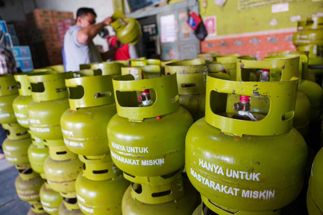 Pekerja menyiapkan tabung gas 3kg yang siap didistribusikan ke masyarakat di, Jakarta. (BeritaNasional/Elvis Sendouw)