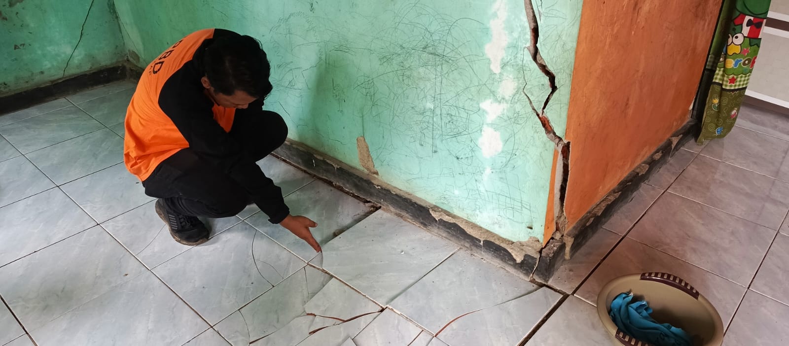 Petugas memeriksa rumah warga yang terdampak fenomena tanah bergerak di Cilacap Jawa Tengah. (BeritaNasional/BNPB)