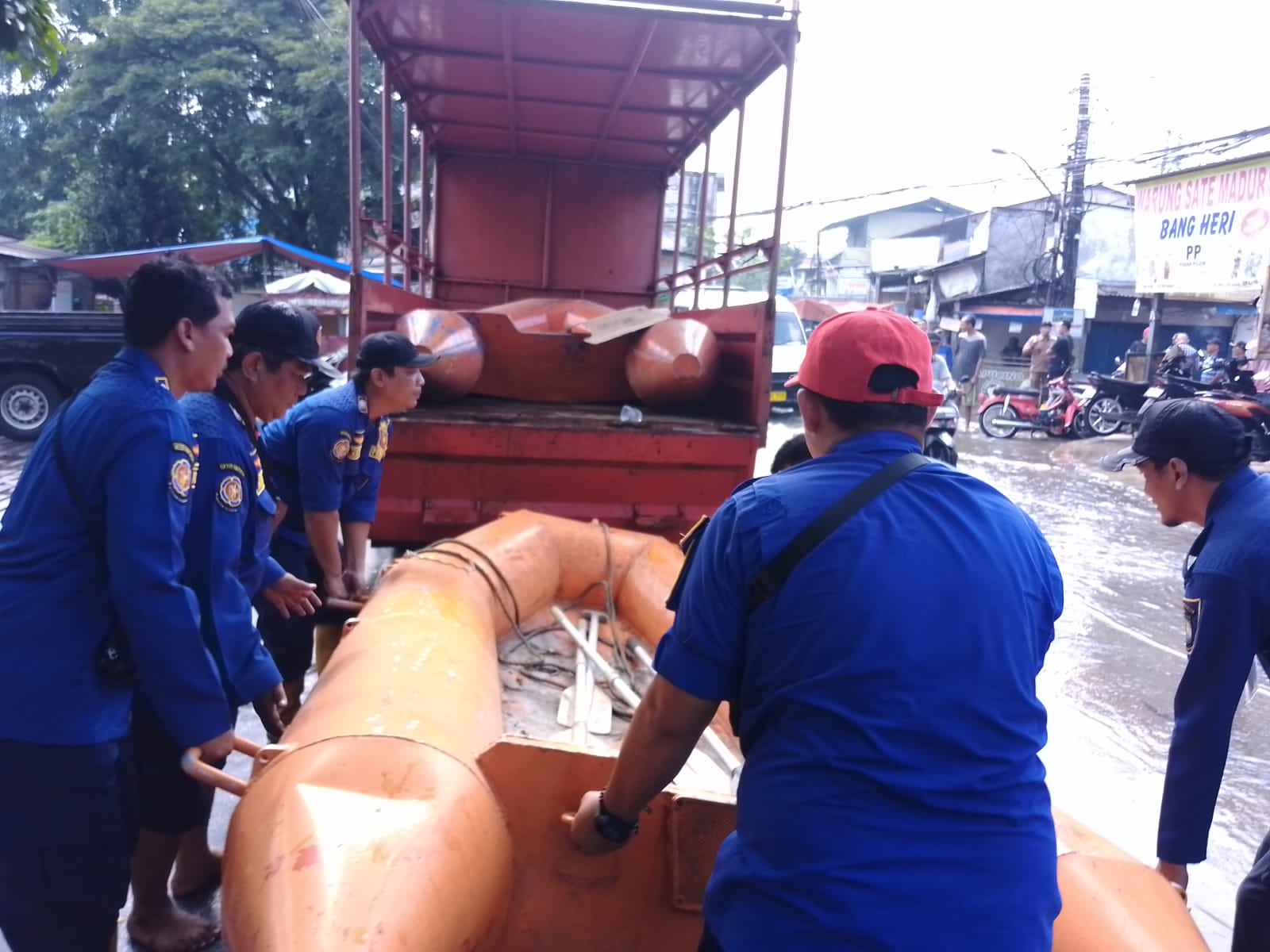 Proses penanganan longsor yang dilakukan tim gabungan di permukiman warga di Kabupaten Agam, Sumatra Barat. (BeritaNasional/BNPB)