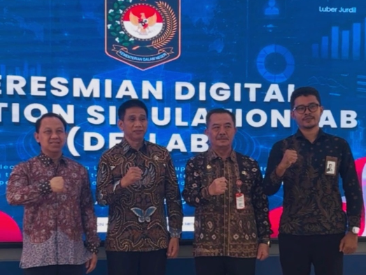 Wamendagri Akhmad Wiyagus (tengah kiri) dan PT Inti dalam peluncuran DESLab, Kamis (7/5/2026). (BeritaNasional/IG PT Inti)