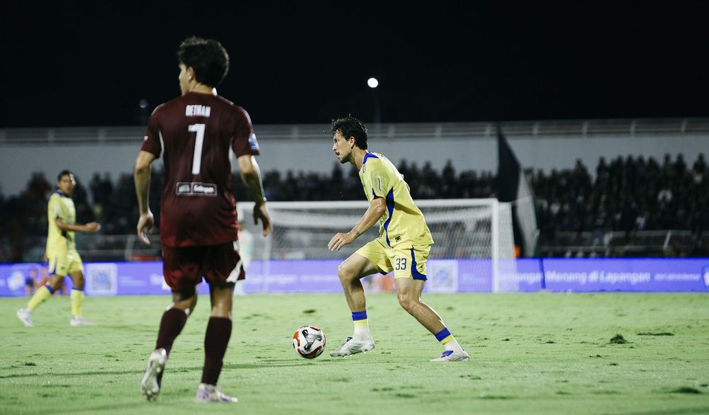 Penggawa Persib Bandung Thom Haye (kanan). (Foto/Persib.co.id)