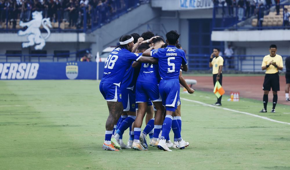 Para penggawa Persib Bandung berselebrasi saat melawan PSIM Yogyakarta. (Foto/persib.co.id)