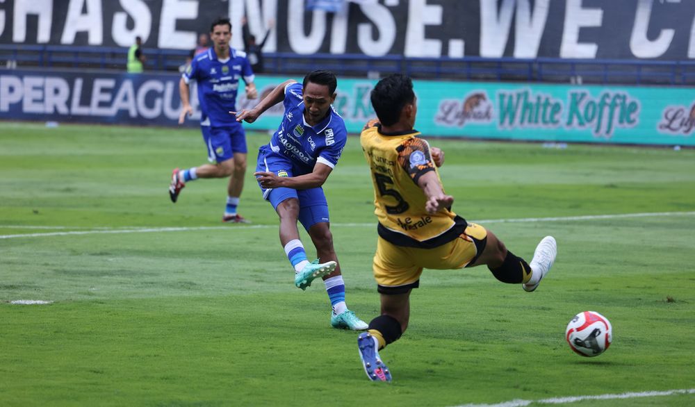 Penggawa Persib Bandung Beckham Putra menyepak bola ke arah gawang Persija Jakarta. (Foto/Dok Persib)