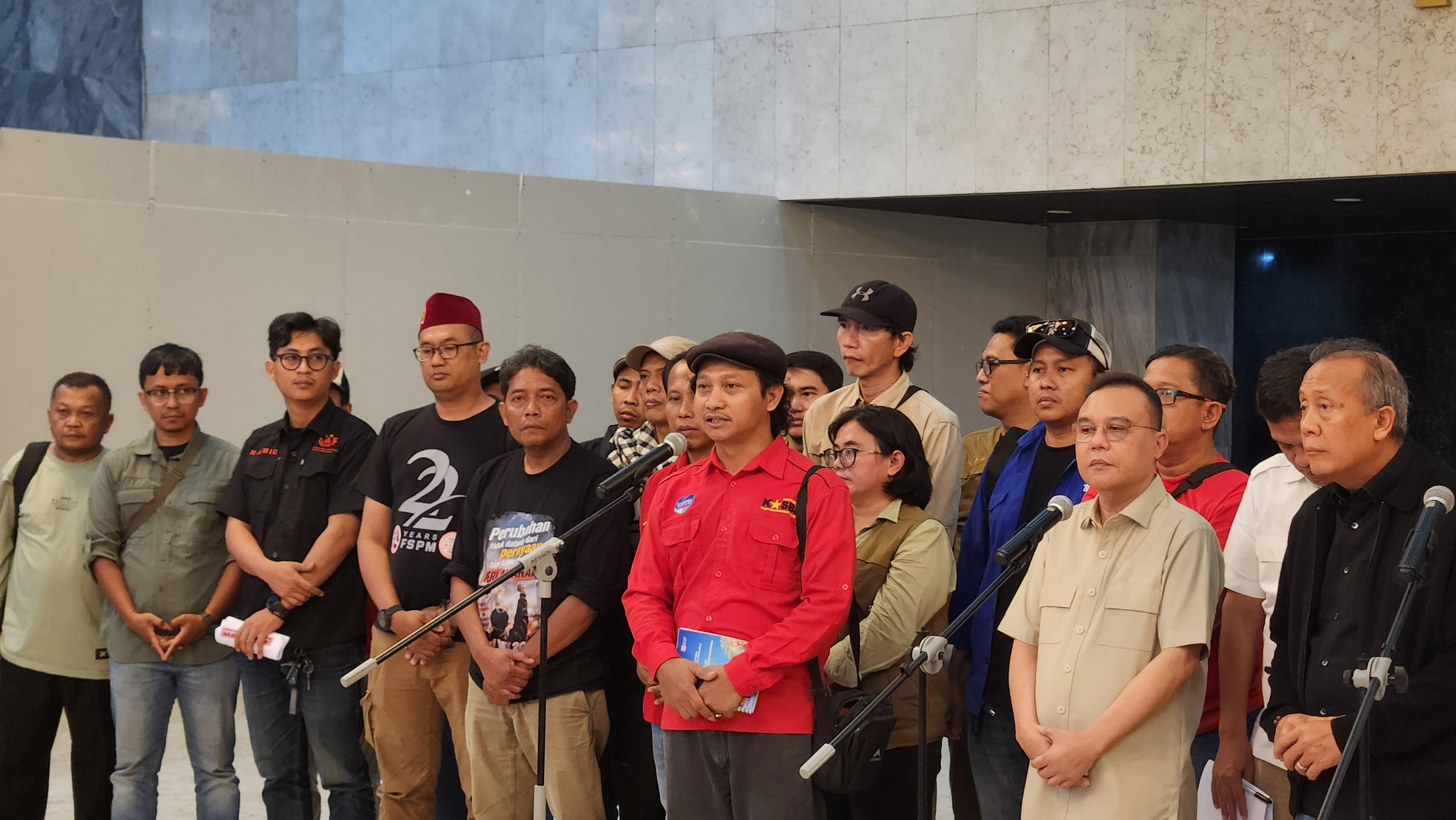 Perwakilan buruh KASBI Sunarno sampaikan aspirasi di DPR. (BeritaNasional/Panji)