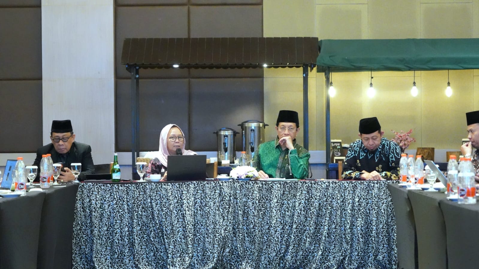 Menag Nasaruddin Umar (kanan tengah) dan Penasihat Menag Alissa Wahid (kiri tengah). (BeritaNasional/Kemenag)