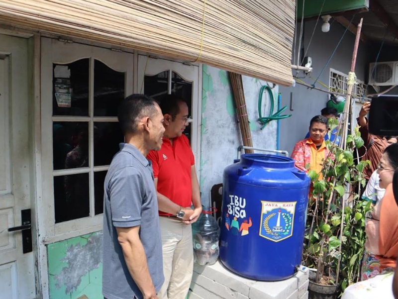 PKK DKI dan PAM JAYA bagikan 357 toren air (Beritanasional/Lydia)