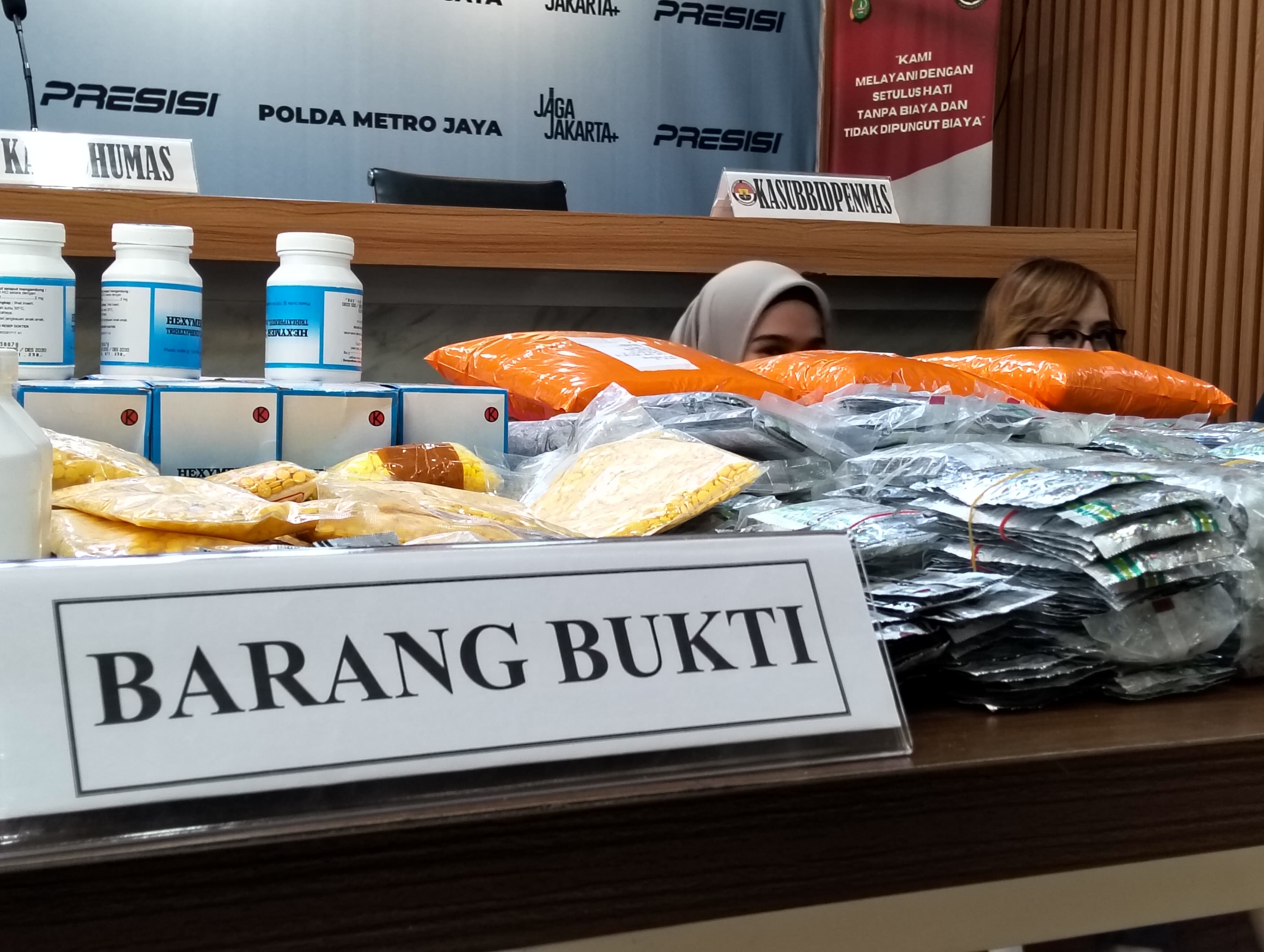 Barang bukti obat keras yang dijual (berkedok) toko kosmetik. (BeritaNasional/Bachtiarudin)