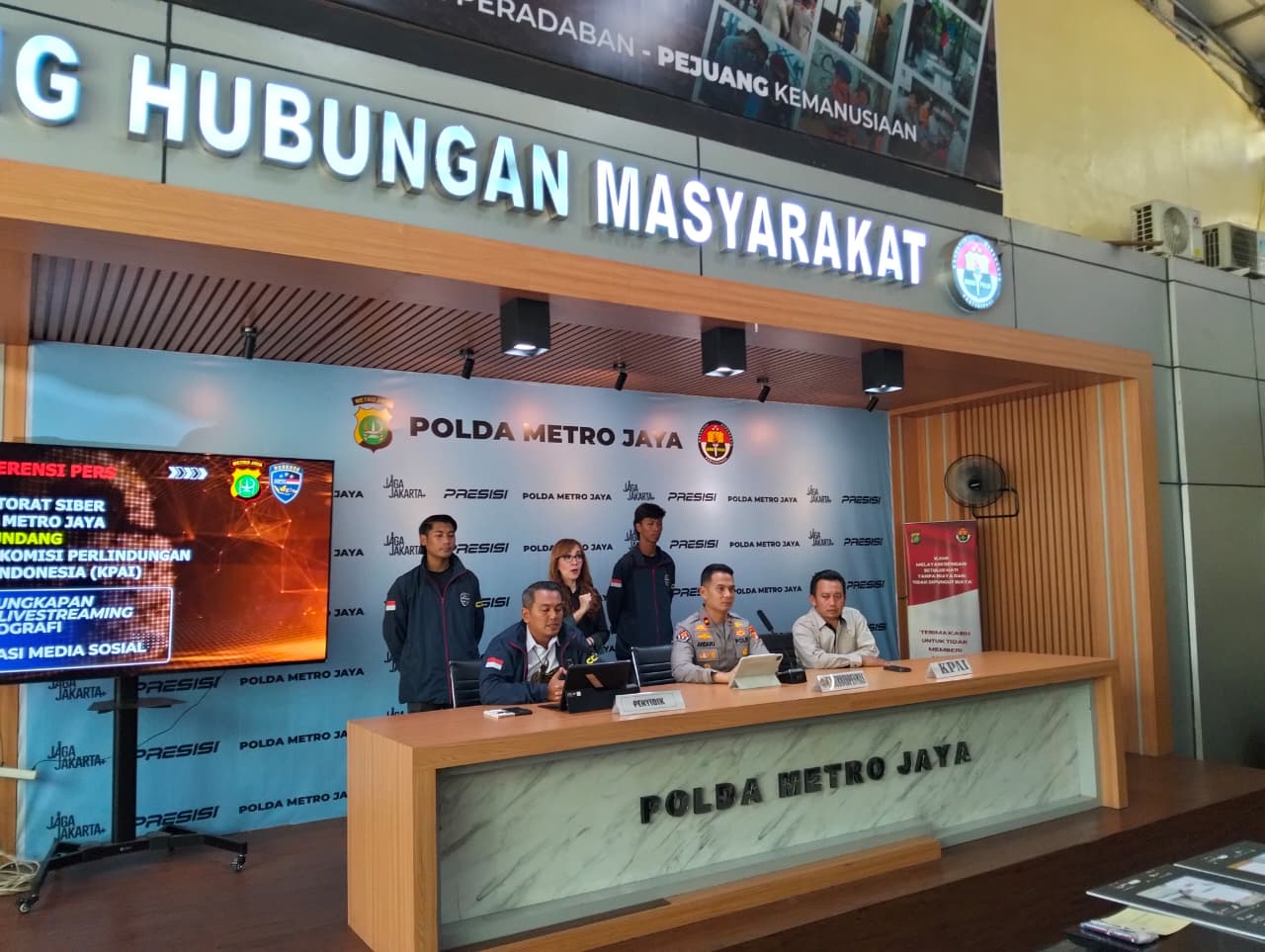 Kanit 1 Subdit 2 Direktorat Reserse Siber Polda Metro Jaya Kompol Imanuel Sinaga menyampaikan keterangan kepada wartawan. (BeritaNasional/Bachtiarudin)