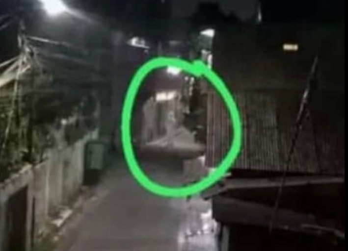 Tangkapan layar video teror pocong bersenjata tajam hantui warga Tangerang. (BeritaNasional/Bachtiarudin)