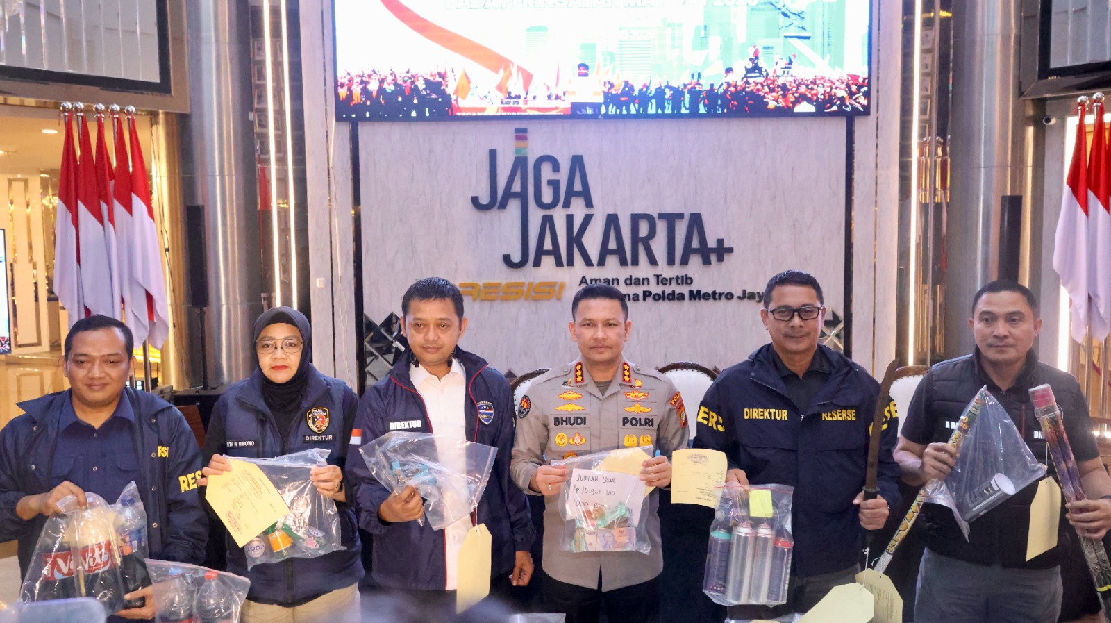 Polda Metro Jaya gelar jumpa pers memperlihatkan barang bukti dugaan rencana kericuhan May Day. (BeritaNasional/dok Polri)