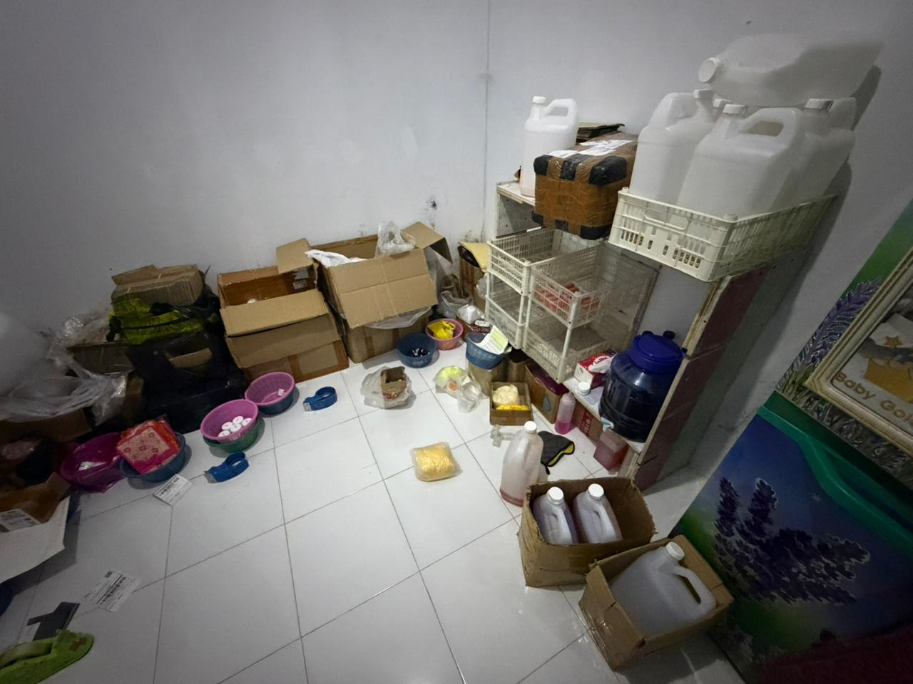 Beberapa bahan kimi yang digunakan industri kosmetik ilegal salah satunya merkuri. (BeritaNasional/Bachtiarudin)