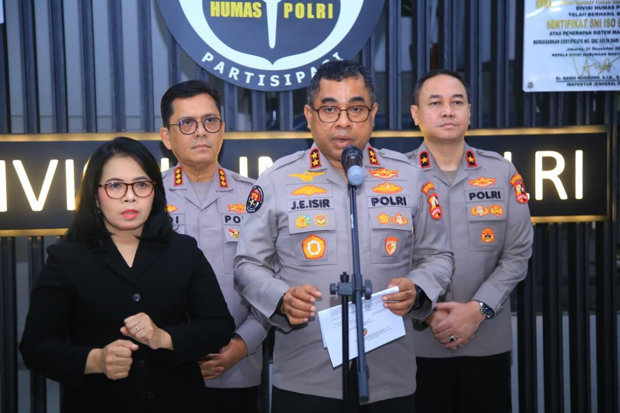 Kepala Divisi Humas Polri Irjen Pol Johnny Eddizon Isir memberikan keterangan kepada wartawan. (Foto/Humas Polri)