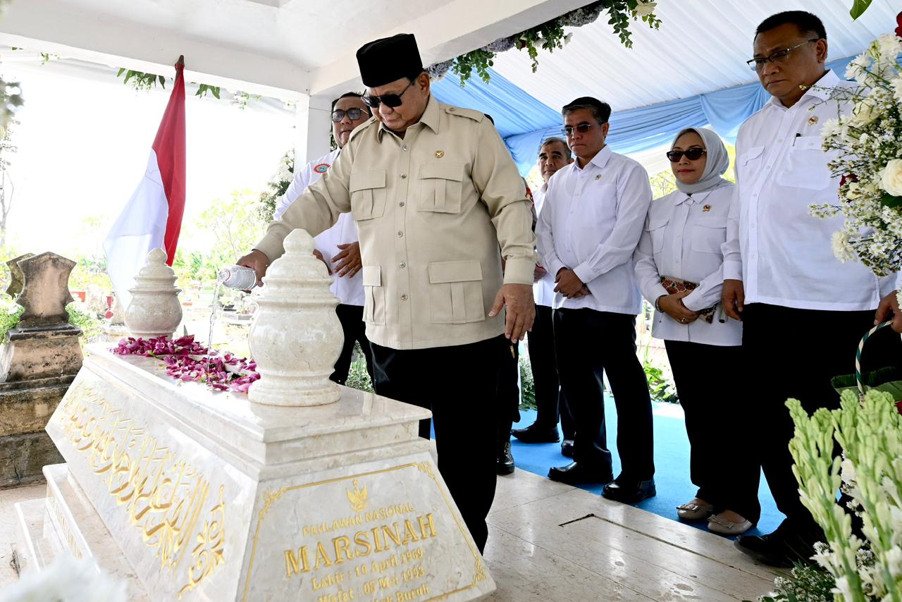 Presiden Prabowo Subianto menyiramkan air dan berdoa di makam Marsinah Jawa Timur. (BeritaNasional/Setpres)