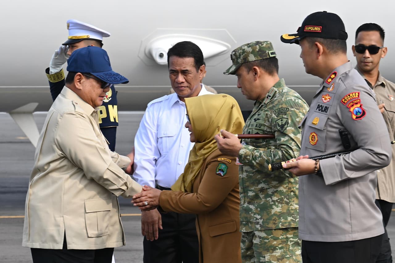 Presiden Prabowo Subianto tiba di Pangkalan TNI AU Iswahjudi Kabupaten Magetan Jawa Timur. (BeritaNasional/Setpres)