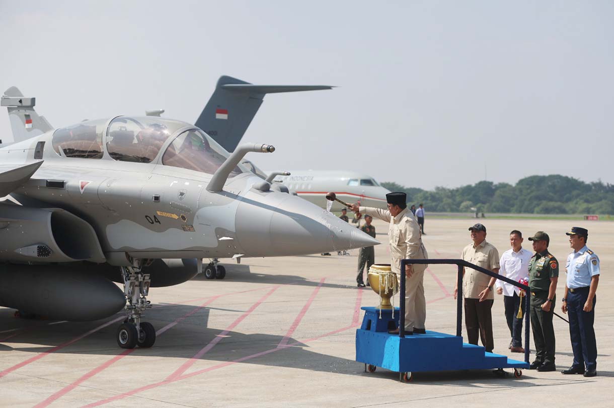 Presiden Prabowo Subianto melakukan prosesi penyiraman air kembang saat serah terima alat utama sistem persenjataan (alutsista) dari Pemerintah kepada TNI di Lanud Halim Perdanakusuma, Jakarta, Senin (18/5/2026). (Beritanasional.com/Oke Atmaja)