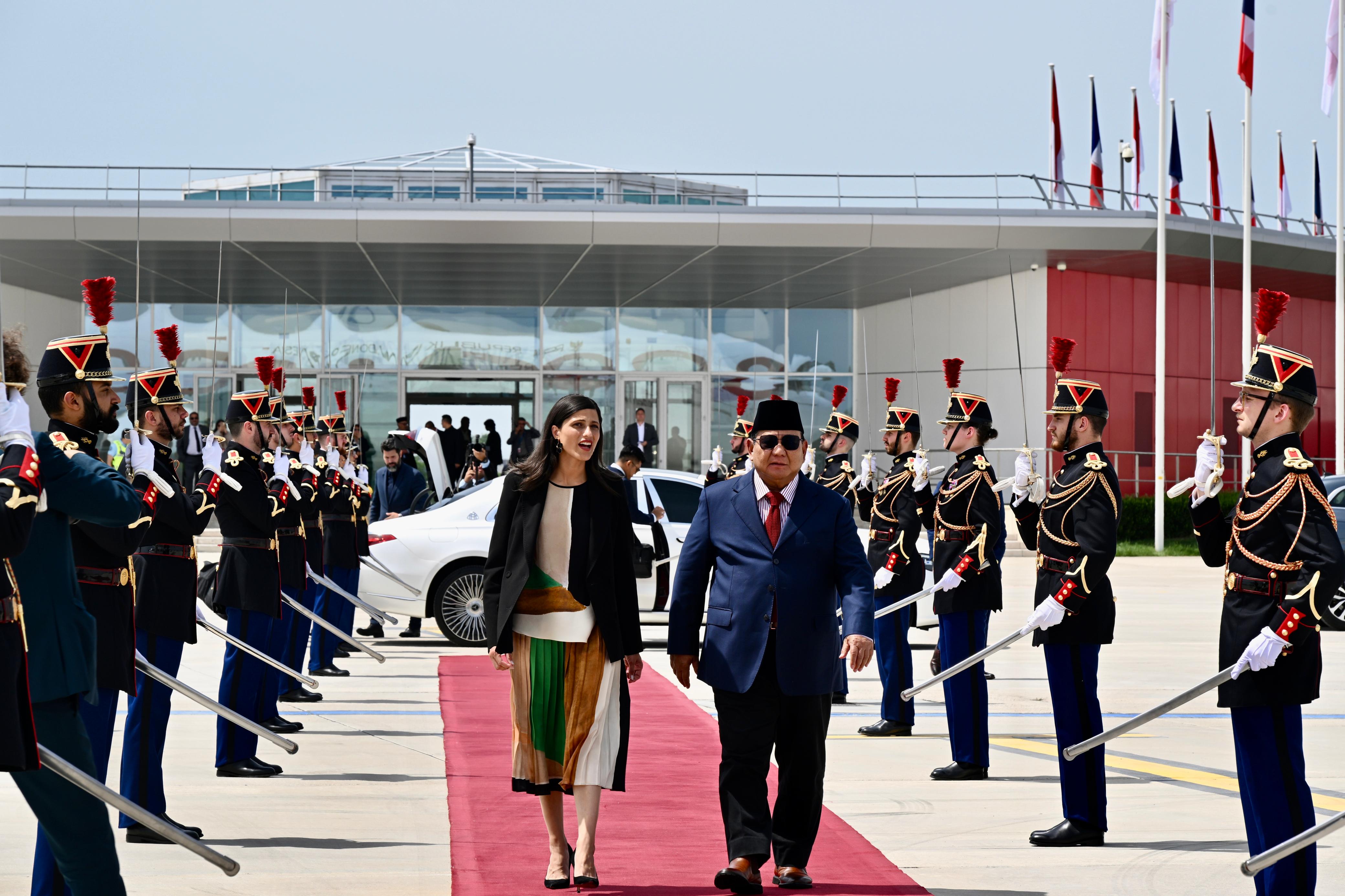 Presiden Prabowo Subianto berada di bandara Prancis bertolak menuju RI. (BeritaNasional/Setpres)
