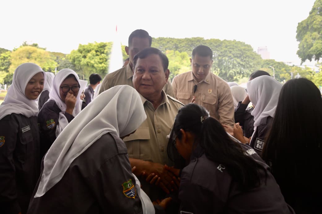 Presiden Prabowo menemui para siswa dari Jawa Barat di Istana Negara, Jakarta. (Foto/BPMI)