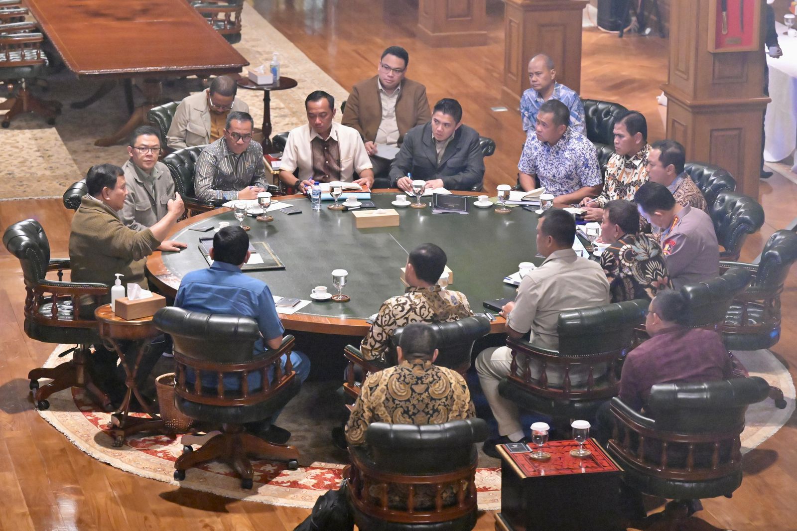 Presiden Prabowo Subianto (kiri) bersama para menteri, Kapolri, hingga Jenderal TNI membahas beberapa isu strategis. (Foto/BPMI)