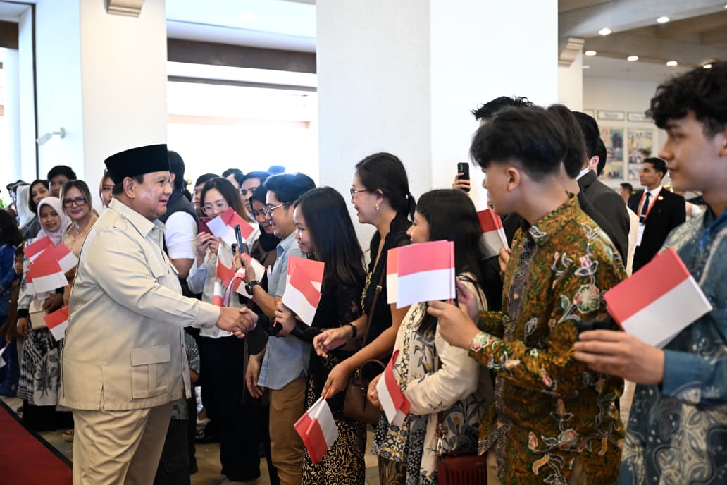 Presiden Prabowo Subianto (kiri) disambut diaspora Indonesia di Filipina (Foto/BPMI)