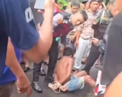 Pria mabuk inisial A (23) diamuk warga Setu, Tangerang Selatan (Tangsel) usai melecehkan bocah usia 9 tahun. (BeritaNasional/IG Tangsel Info)