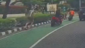 WNA Italia berusaha mengejar jambret yang mengambil handphonenya di kawasan HI. (BeritaNasional/tangkapan layar)