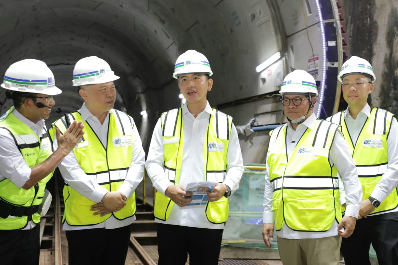 Menhub Dudy Purwagandhi (kiri) menemani Wapres Gibran Rakabuming Raka meninjau pembangunan MRT Fase 2A. (BeritaNasional/Setpres)
