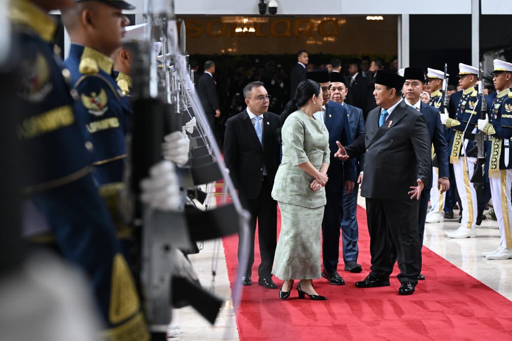 Presiden Prabowo Subianto menyempatkan berbincang dengan Ketua DPR Puan Maharani sebelum masuk ke ruang sidang. (BeritaNasional/ Setpres)