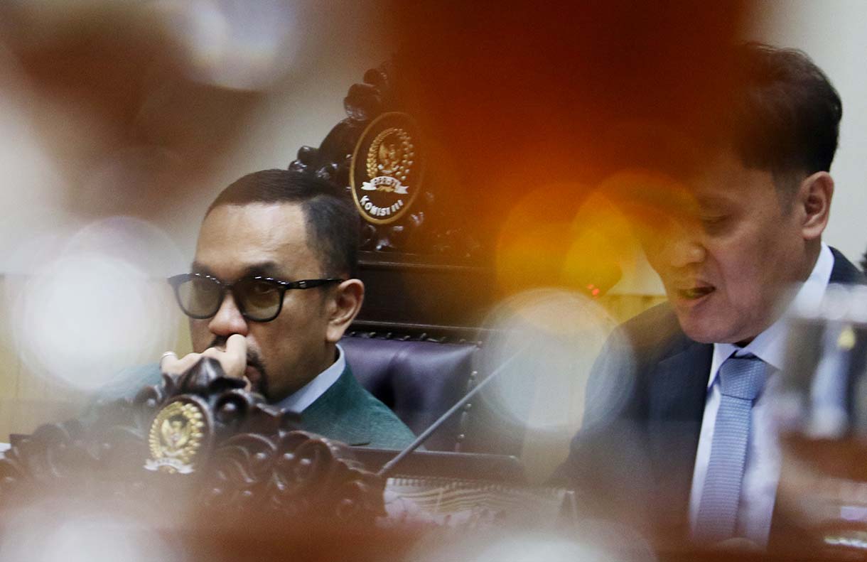 Ketua Komisi III DPR Habiburokhman (kanan) bersama Wakil Ketua Komisi III DPR Ahmad Sahroni (kiri) memimpin rapat kerja dengan pemerintah di Kompleks Parlemen, Senayan, Jakarta, Senin (25/5/2026). (Beritanasional.com/Oke Atmaja)
