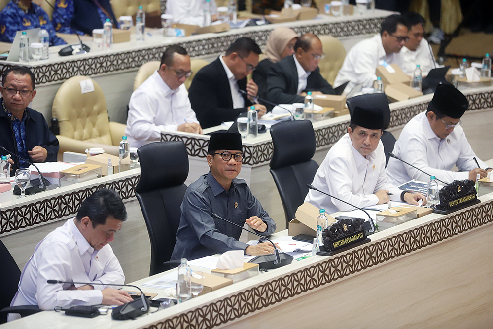 Rapat kerja komisi Vdengan Mendes PDT dan Mentrans. (BeritaNasional/Elvis Sendouw)