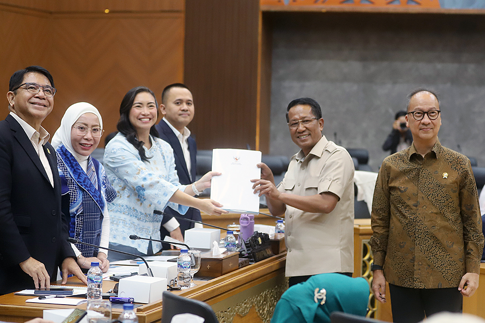 Menteri Hukum Supratman Andi Agtas bersama Menteri Perindustrian Agus Gumiwang Kartasasmita menyerahkah berkas kepada Panitia Khusus RUU Desain Industri DPR RI. (BeritaNasional/Elvis Sendouw)