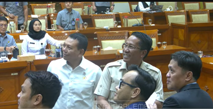 Komisi III DPR RI dan pemerintah yang diwakili Menteri Hukum Supratman Andi Agtas bentuk Panja Revisi UU Polri, Senin (25/5/2026). (BeritaNasional/YT DPR)