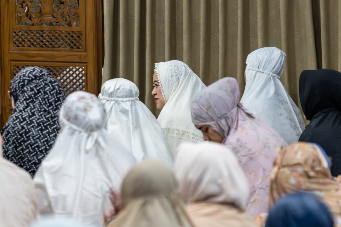 Ketua DPR Puan Maharani salat di masjid komplek DPR Jakarta. (BeritaNasional/istimewa)