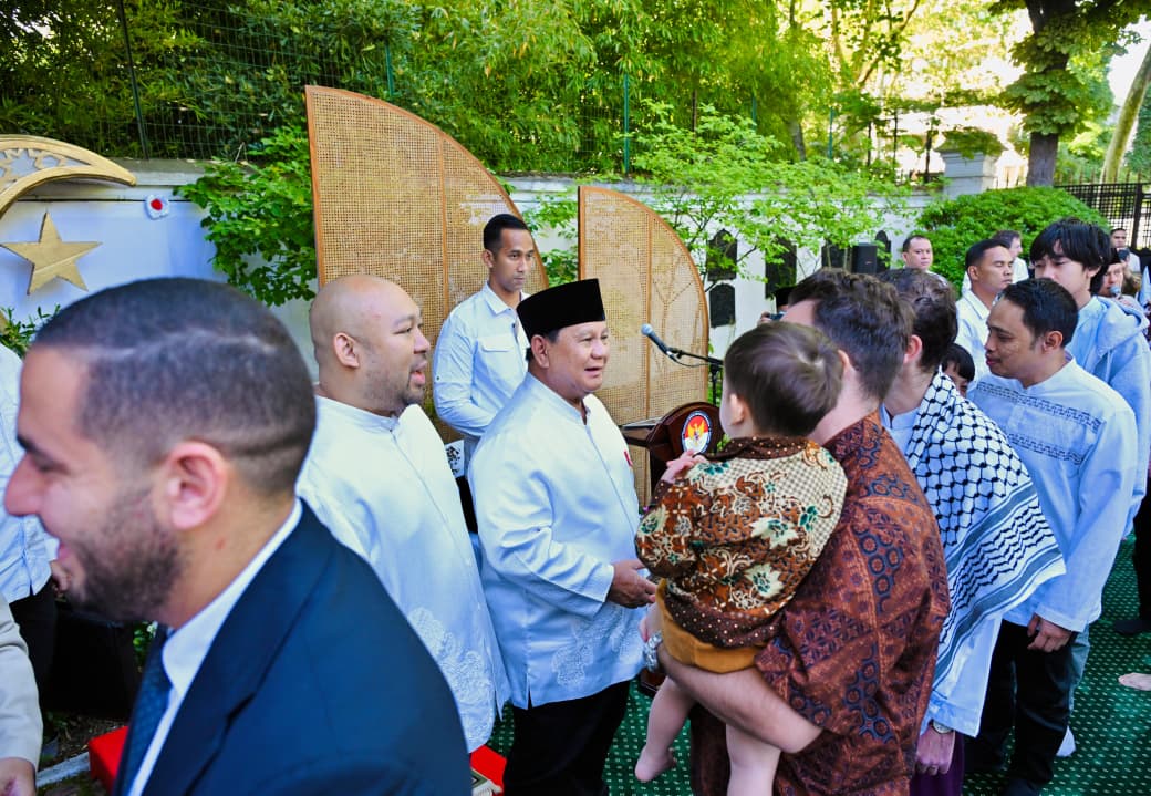 Presiden Prabowo Subianto bersalaman dengan WNI yang ada di Prancis usai salat Idul Adha. (BeritaNasional/Setpres)