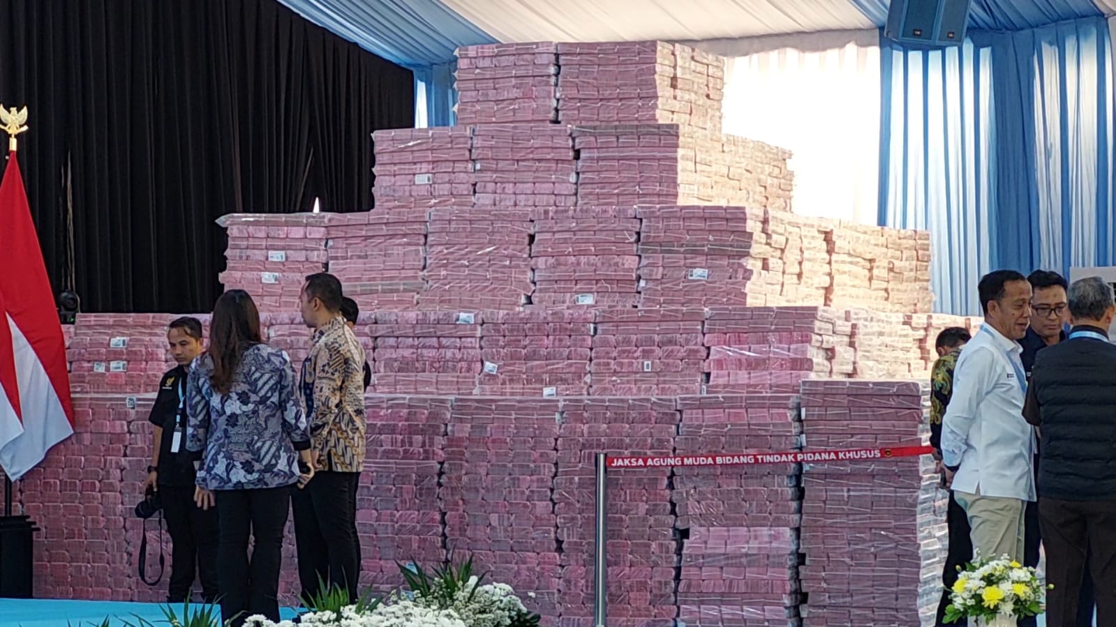 Gunungan uang sitaan yang masuk kas negara. (BeritaNasional/Bachtiarudin)