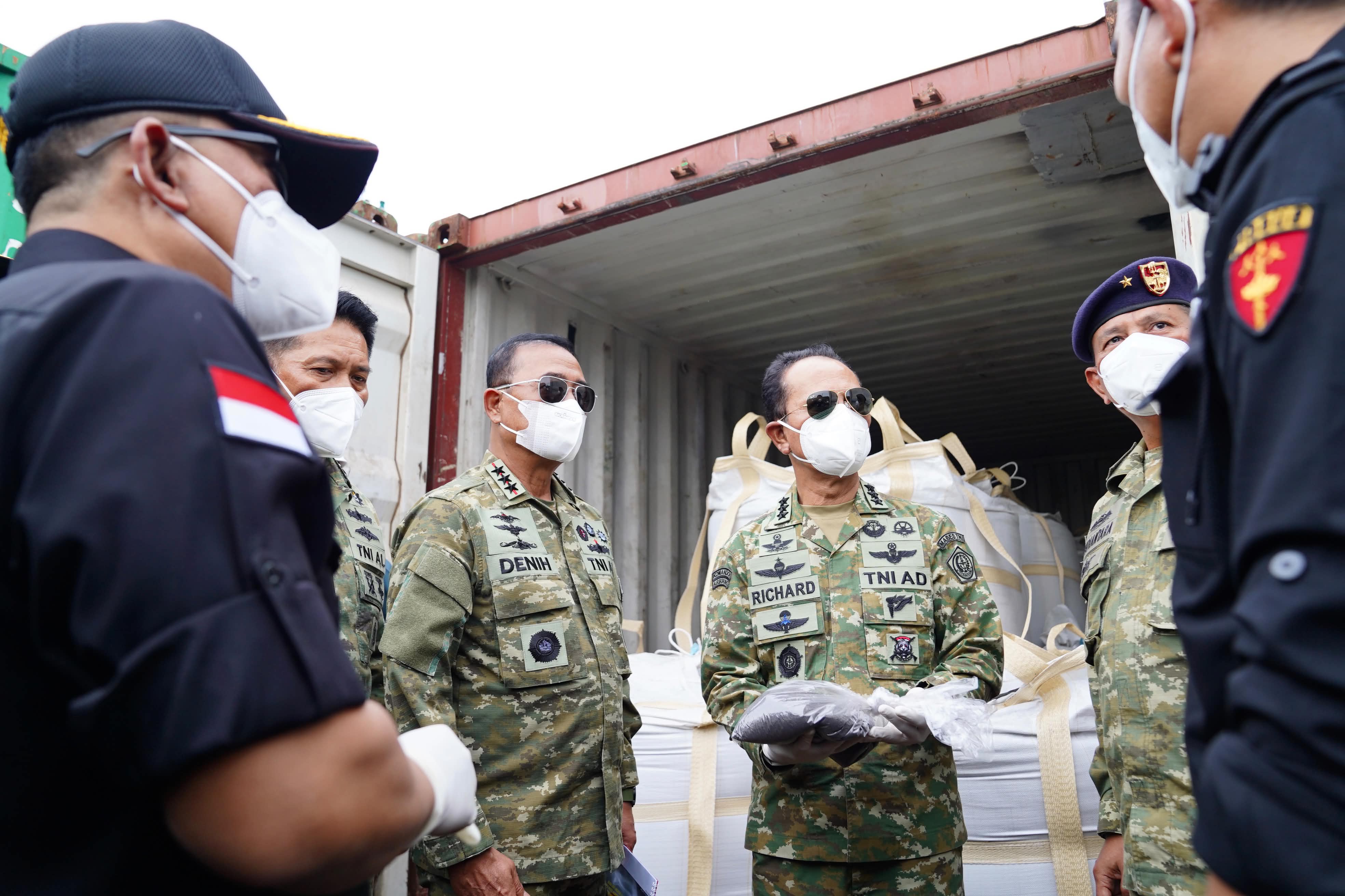 TNI AL menindak kontainer berisi mineral ilegal di Batam. (BeritaNasional/Bachtiarudin)