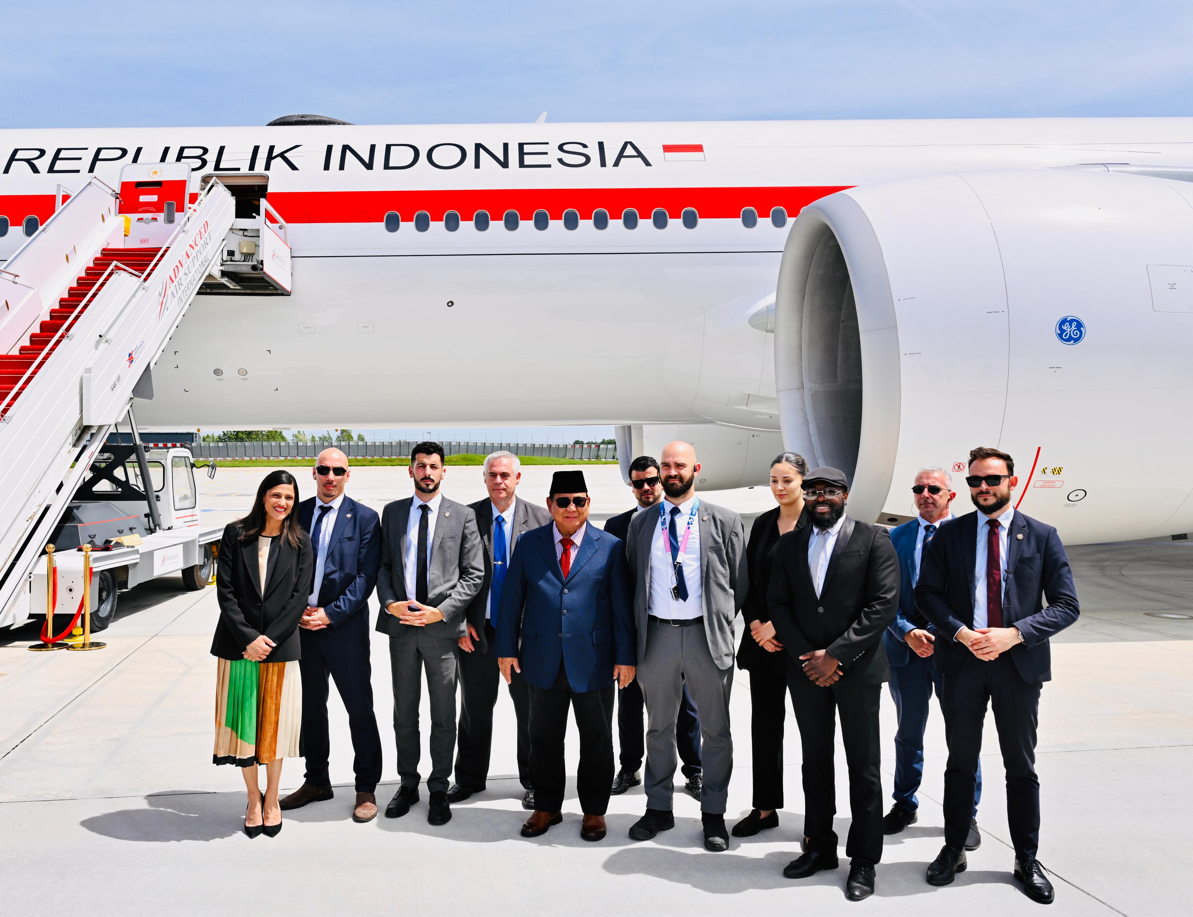 Momen Presiden Prabowo berfoto bersama para pengawal Prancis. (Foto/Sekretariat Presiden)