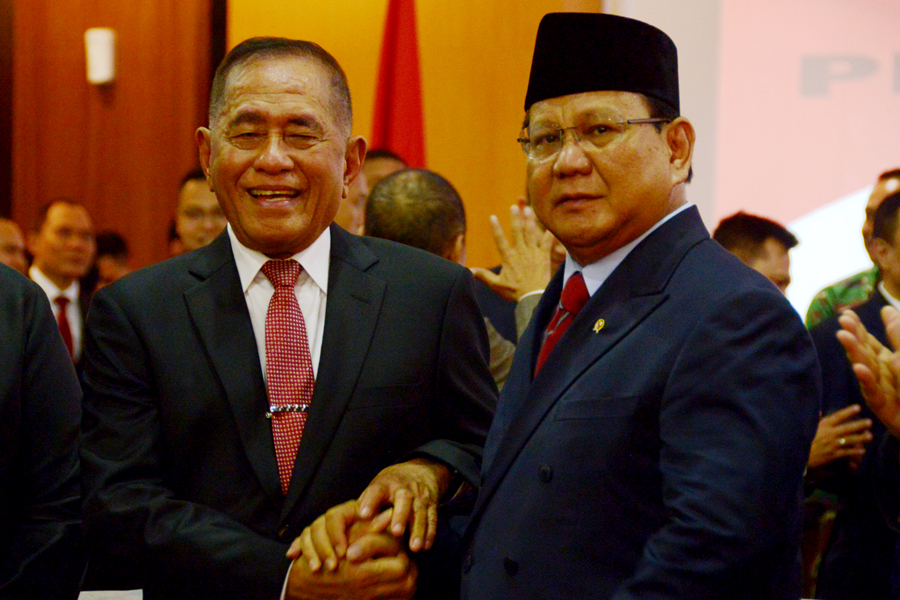 Eks Menhan Ryamizard Ryacudu (kiri) saat sertijab Menhan RI dengan Prabowo Subianto pada 2019. (BeritaNasional/Kemhan RI)