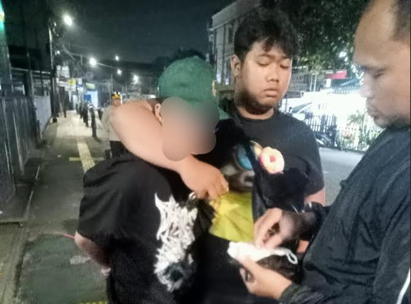 Seseorang diamankan dalam operasi cipta kondisi di Jakarta Pusat. (BeritaNasional/Bachtiarudin)