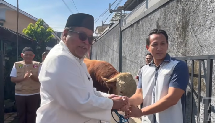 Wakil Gubernur DKI Jakarta Rano Karno serahkan sapi kurban di Kelurahan Gandaria Utara Jakarta Selatan. (BeritaNasional/istimewa)