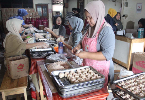 Pekerja menyelesaikan pembuatan dimsum di usaha mikro, kecil, dan menengah (UMKM). (BeritaNasional.com/ Oke Atmaja)