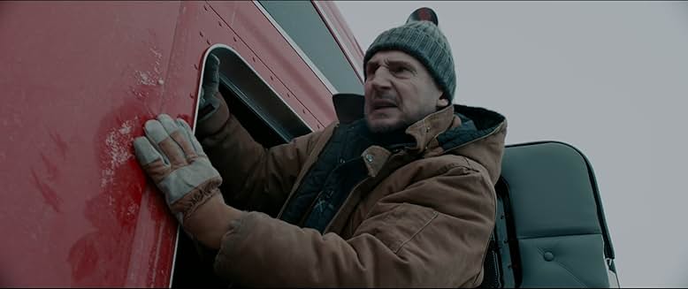 Liam Neeson dalam film Ice Road (2021). (BeritaNasional/Code Entertaintment)