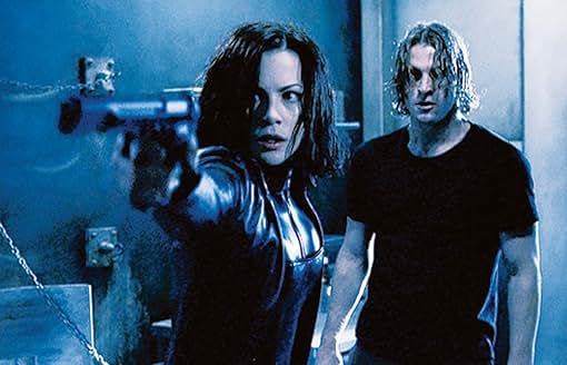 Kate Beckinsale dalam film Underworld (2003). (BeritaNasional/Lakeshore Entertainment)