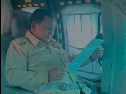 Presiden Prabowo Subianto tersenyum membaca surat dari Marven, siswa kelas 5 di MI Darussalam Sidoarjo, Jawa Timur, Sabtu (16/5/2026). (BeritaNasional/BPMI Setpres)