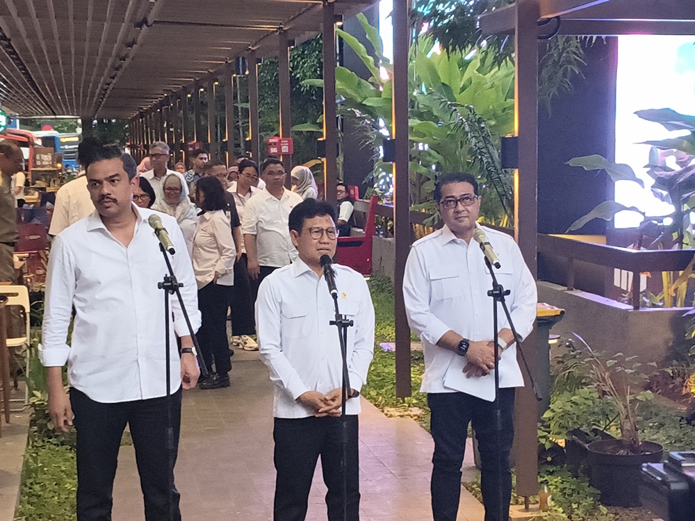 Menko PM  Cak Imin usai rapat koordinasi dengan Menteri UMKM Maman Abdurrahman dan Menteri Ekonomi Kreatif Teuku Riefky Harsya di Mbloc. (BeritaNasional/Ahda)