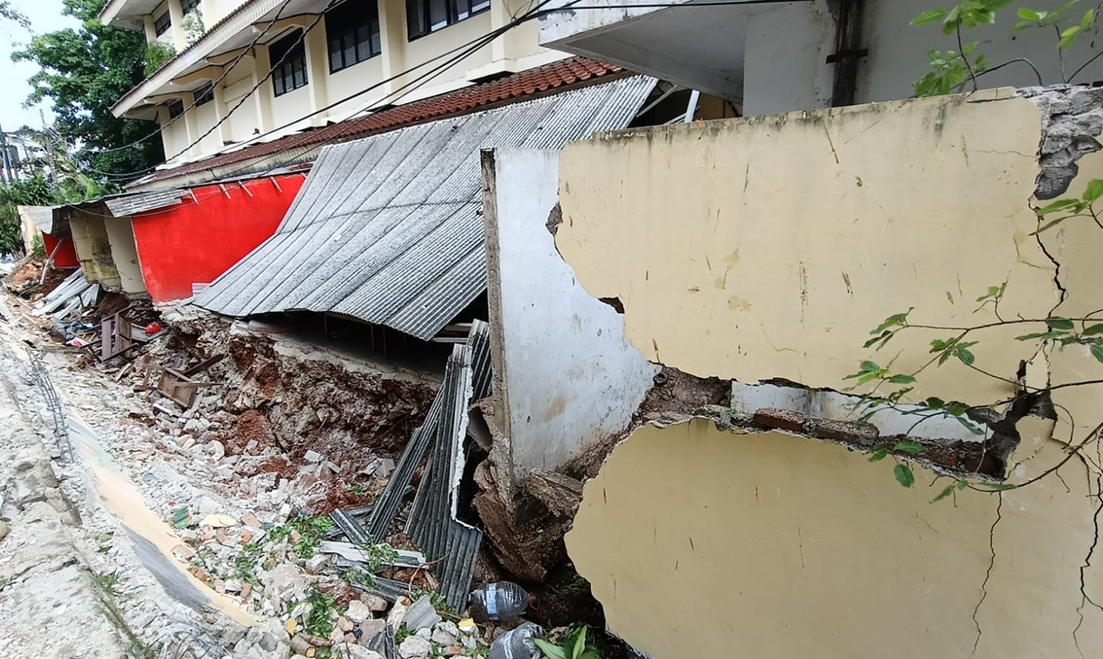 Tembok roboh di SDN 08 Tebet Barat, Jakarta, Selasa (5/5/2026). (Beritanasional.com/Oke Atmaja)
