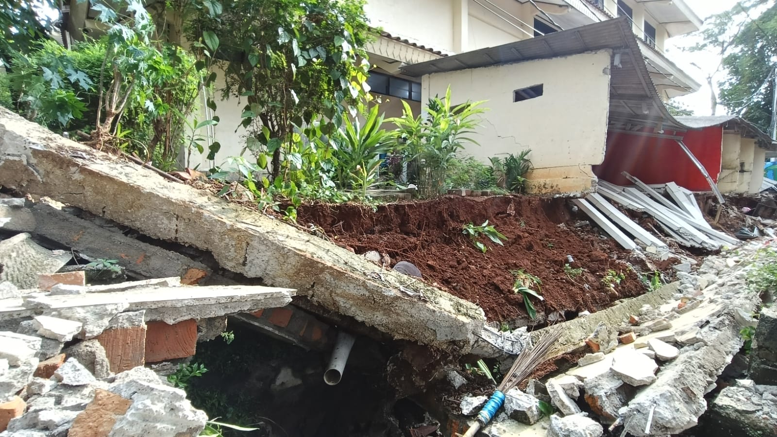Tembok SDN Tebet Barat 08 roboh. Siswa terpaksa belajar daring. (BeritaNasional/Oke Atmaja)