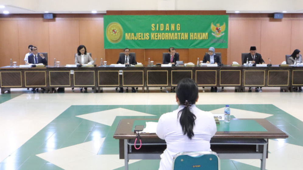 Hakim YM saat menjalasi sidang karena terbukti menerima suap. (BeritaNasional/KY)