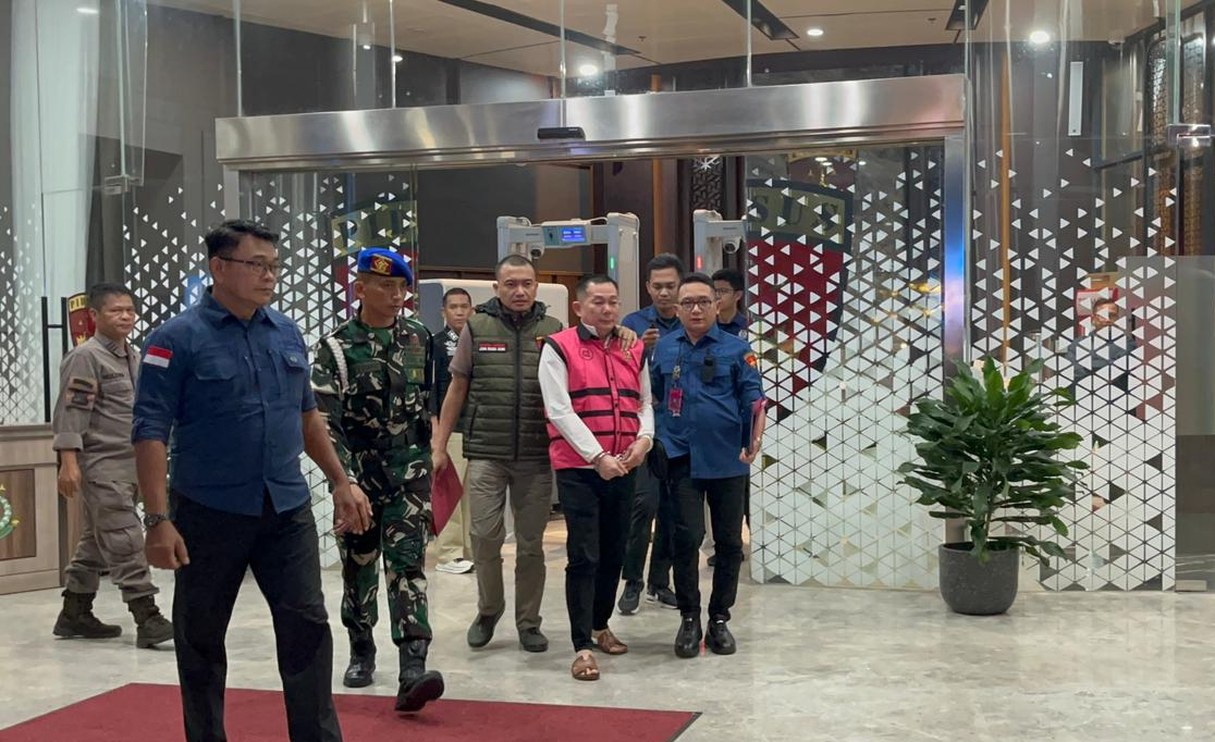 Tersangka korupsi IUP di Kalbar Sudianto (rompi pink). (BeritaNasional/Bachtiarudin)